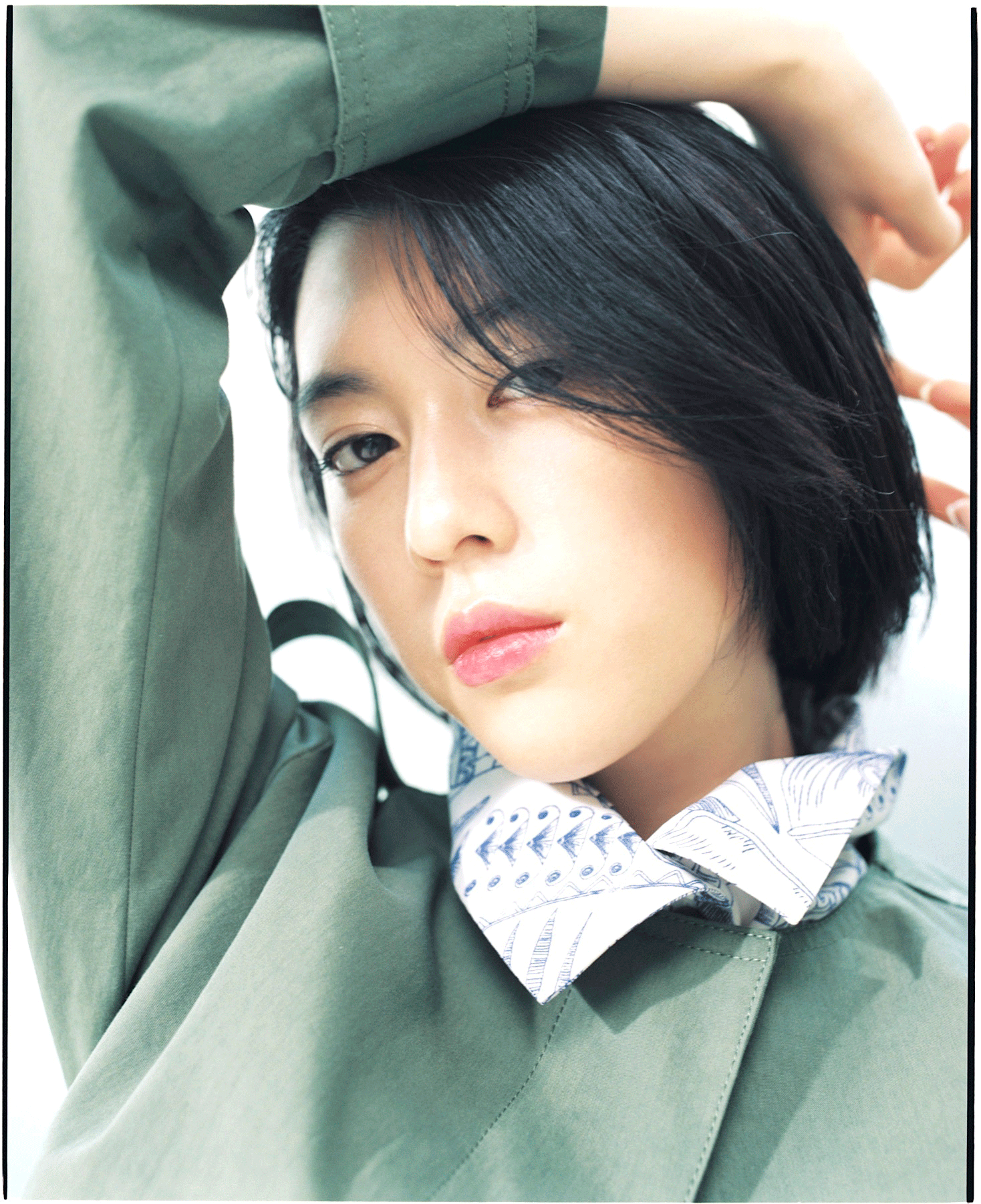 〈アクアスキュータム ホワイトレーベル〉の服を身に纏った三吉彩花ーバァフアウト！誌面にて展開